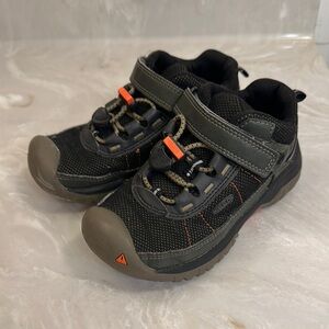 Kids Keen black and green shoes